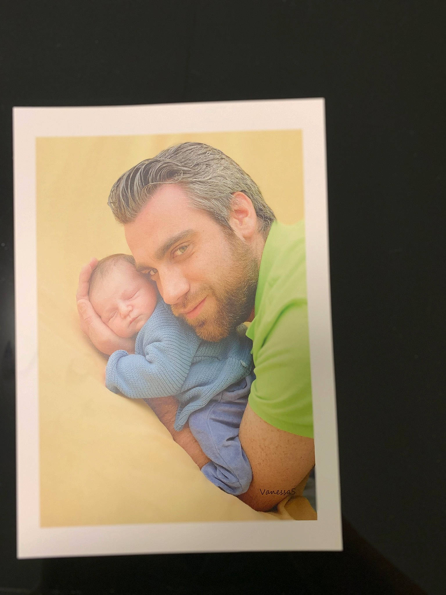 Léonardo a rejoint le concours — aidez-le/la à gagner de superbes lots ! art, baby, beard, cheek, child, comfort, event, gesture, hair, happy, hug, human_body, illustration, joy, love, person, room, sitting, smile, t_shirt