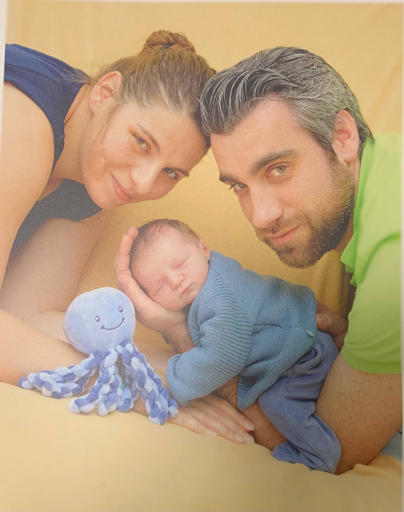 Léonardo participe au concours pour gagner de l'argent avec cette photo : abdomen, art, baby, beard, chest, child, comfort, elbow, fun, gesture, hairstyle, happy, human_body, joy, lap, person, room, sitting, smile, stomach