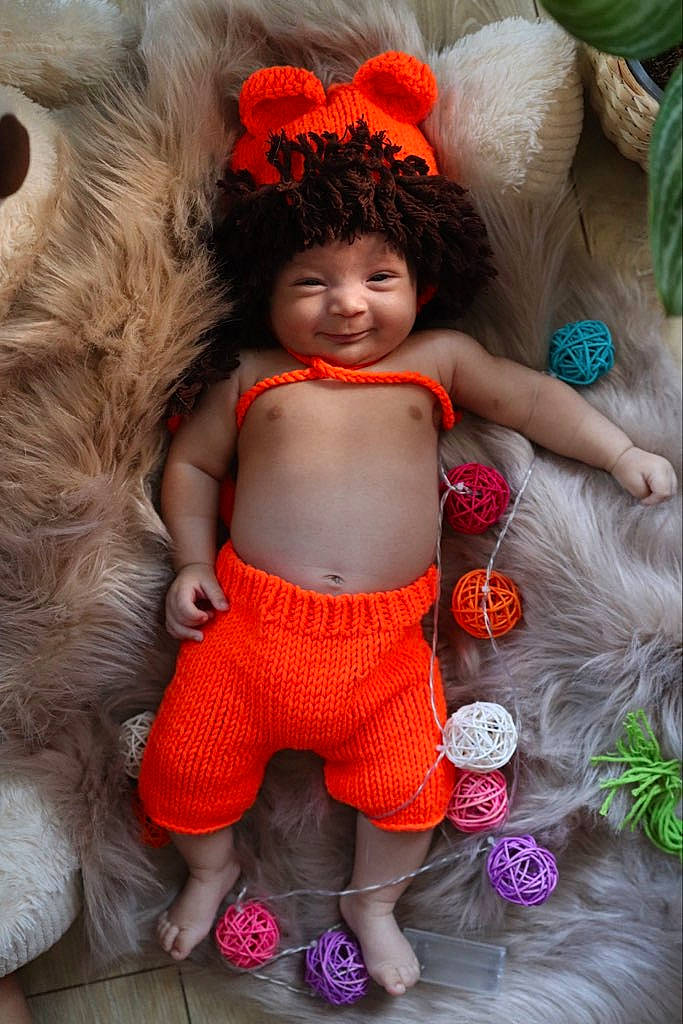 Zaki participe au concours pour gagner de l'argent avec cette photo : baby_toddler_clothing, eye, face, fawn, fun, glove, hairstyle, happy, head, headgear, human_body, joy, mammal, orange, person, pink, skin, smile, textile, toddler