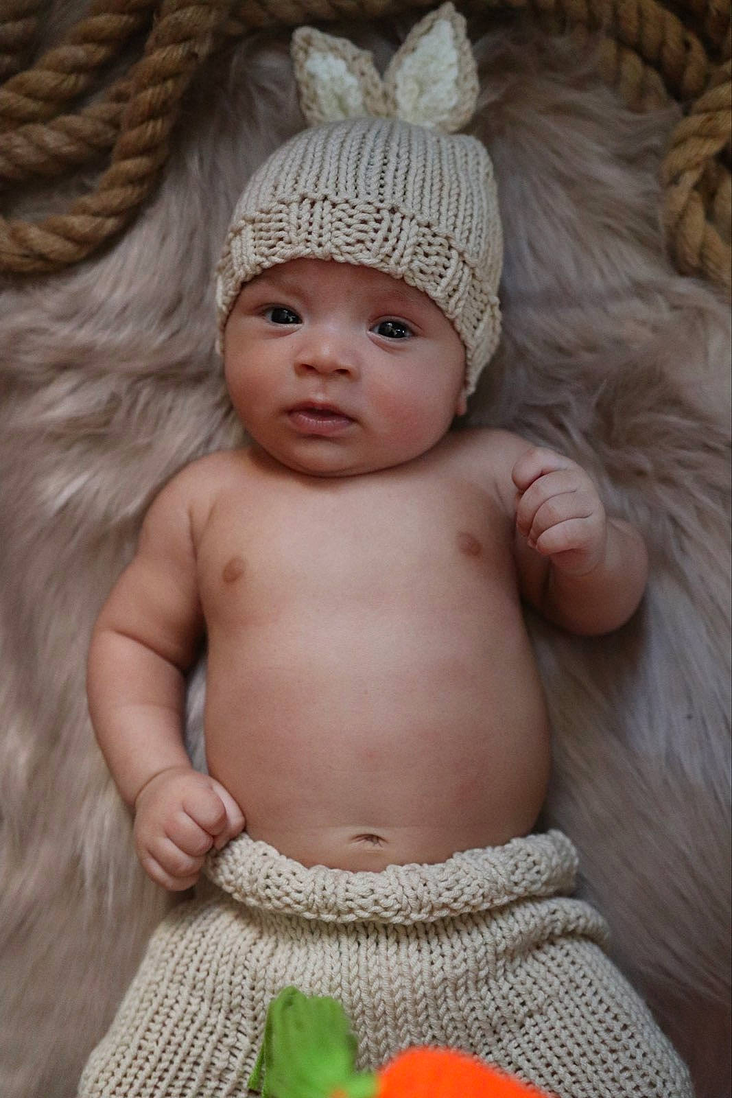 Zaki participe au concours pour gagner de l'argent avec cette photo : abdomen, baby, baby_toddler_clothing, cap, cheek, chest, eye, face, fashion_accessory, flash_photography, fur, grass, happy, head, headpiece, headwear, knit_cap, linens, person, skin