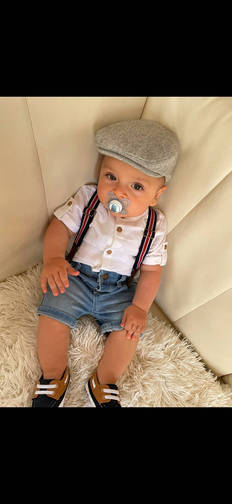 Gianny participe au concours pour gagner de l'argent avec cette photo : baby, baby_toddler_clothing, cap, collar, comfort, denim, flash_photography, footwear, hat, headwear, human_leg, knee, leg, person, shoe, shorts, sitting, sleeve, sneakers, t_shirt