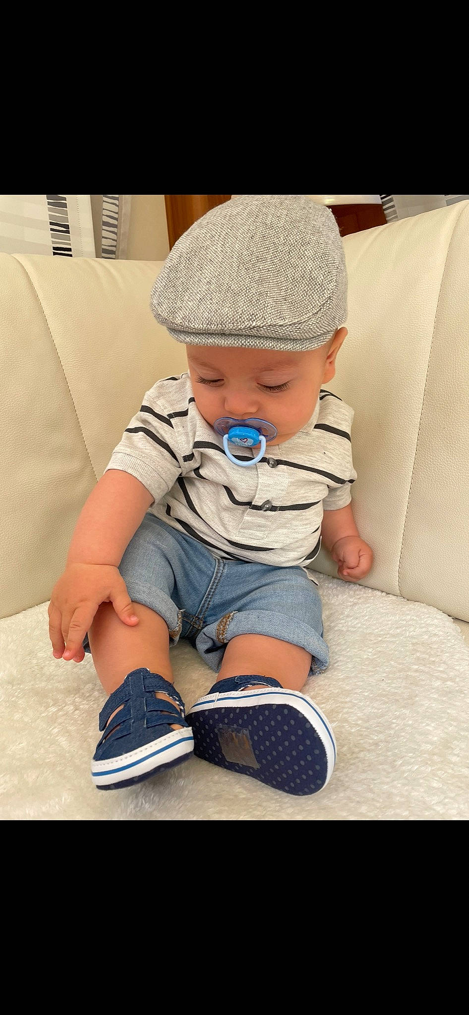 Gianny a rejoint le concours — aidez-le/la à gagner de superbes lots ! baby, baby_toddler_clothing, cap, child, comfort, couch, eyewear, flooring, foot, gadget, glasses, headwear, human_leg, knee, leg, pattern, person, sleeve, sneakers, sock