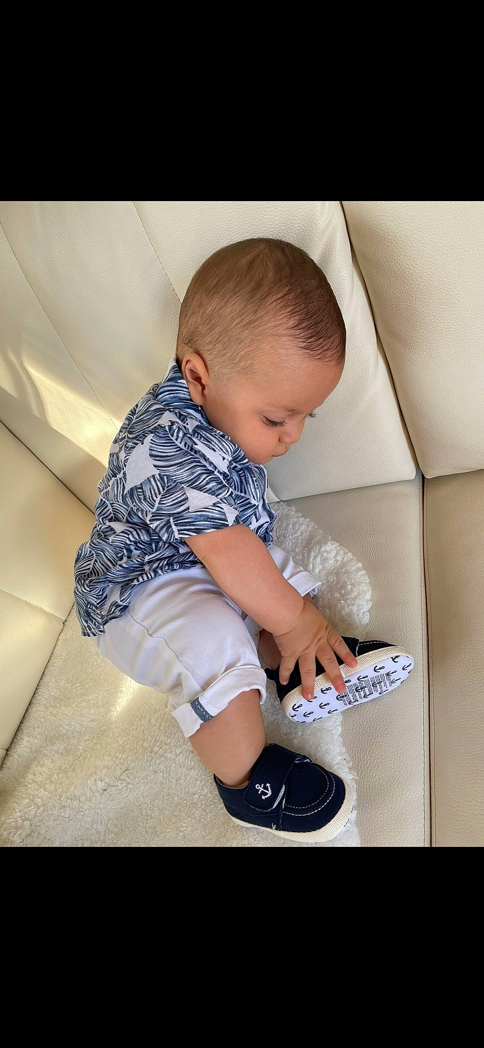 Gianny participe au concours pour gagner de l'argent avec cette photo : baby, baby_toddler_clothing, child, comfort, flash_photography, floor, flooring, human_leg, knee, pattern, person, shoe, shorts, shoulder, sleeve, sneakers, sock, t_shirt, thigh, toddler