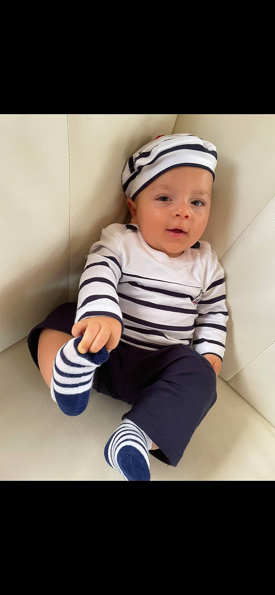 Gianny a rejoint le concours — aidez-le/la à gagner de superbes lots ! baby, baby_toddler_clothing, cap, child, clothing, comfort, cool, electric_blue, flash_photography, hat, headwear, human_leg, knee, pattern, person, product, sitting, sleeve, sneakers, sock