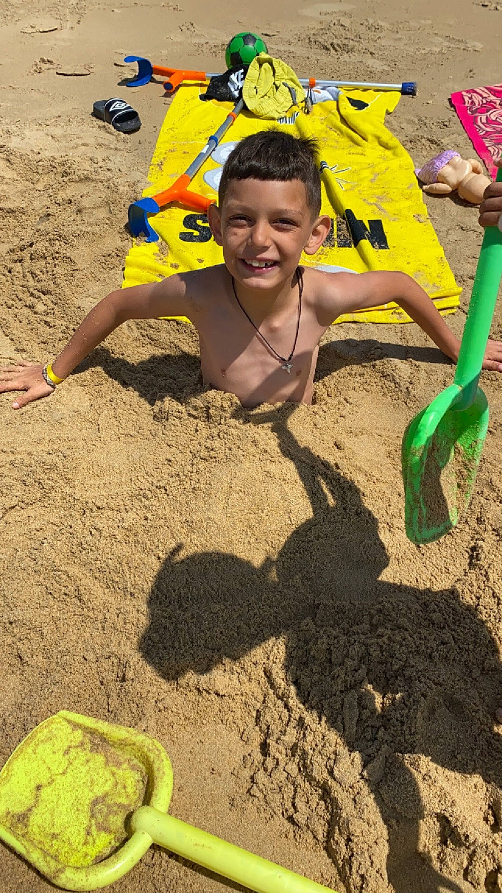 Ylan a rejoint le concours — aidez-le/la à gagner de superbes lots ! barefoot, beach, child, fun, happy, joy, leisure, people_in_nature, people_on_beach, person, play, recreation, sand, shadow, smile, soil, toddler, yellow