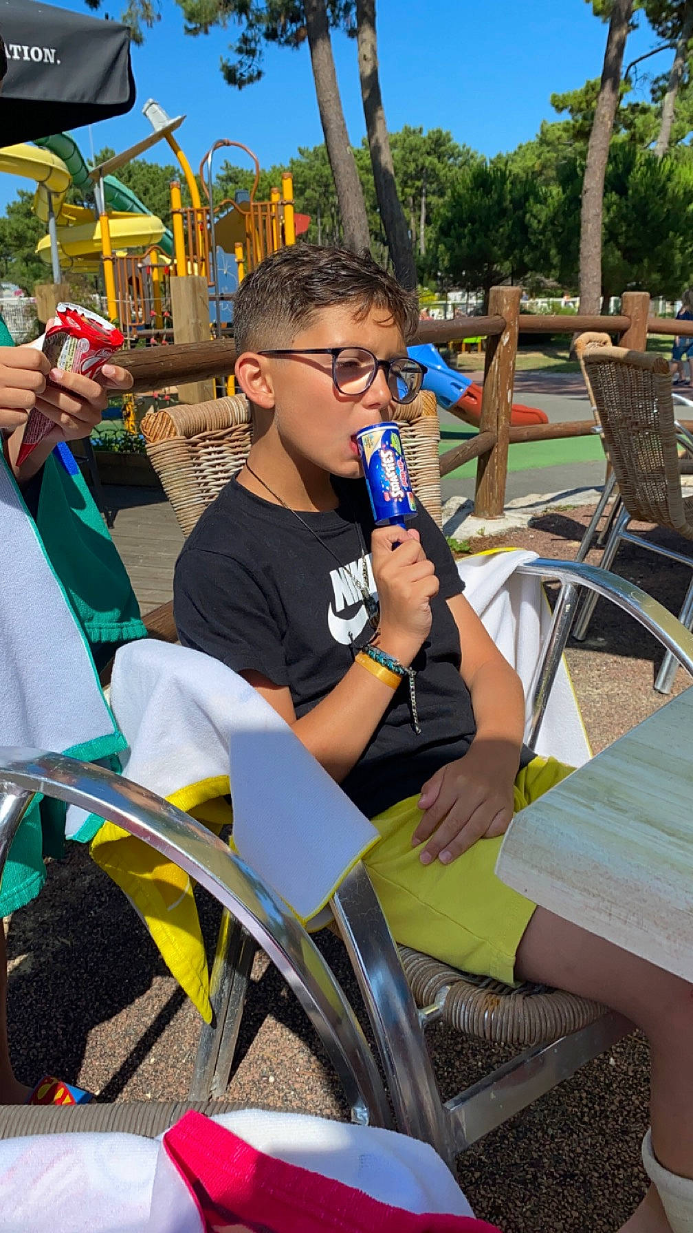 Ryan a rejoint le concours — aidez-le/la à gagner de superbes lots ! chair, child, event, eyewear, fun, hat, leisure, musical_instrument, musician, person, plant, recreation, shorts, sitting, summer, t_shirt, tourism, travel, tree, wind_instrument