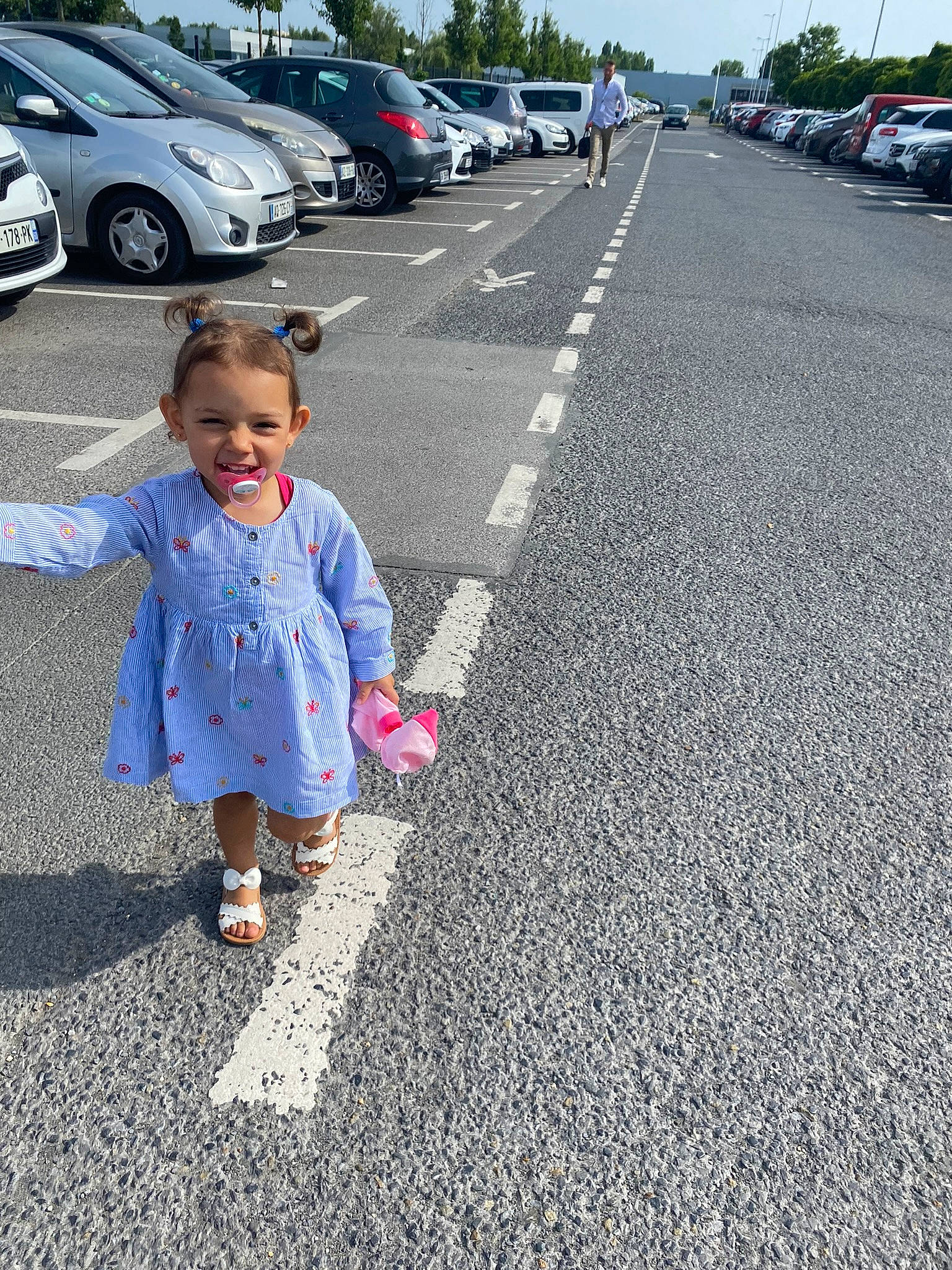 Lyana a rejoint le concours — aidez-le/la à gagner de superbes lots ! asphalt, automotive_exterior, automotive_tire, car, child, electric_blue, fun, joy, land_vehicle, motor_vehicle, parking, person, personal_luxury_car, road, road_surface, sidewalk, tar, tire, toddler, tree