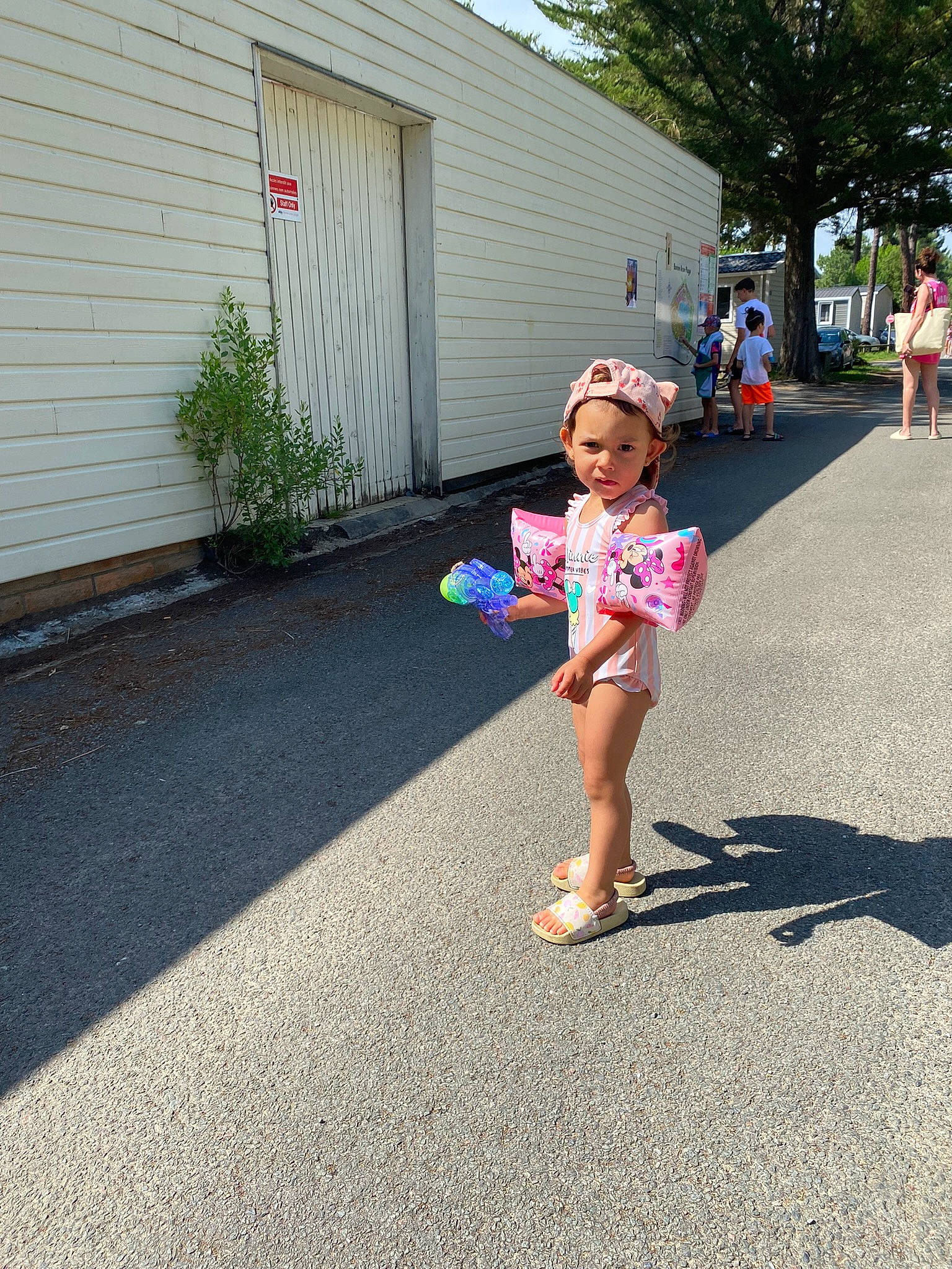 Lyana a rejoint le concours — aidez-le/la à gagner de superbes lots ! asphalt, driveway, eyewear, fun, grass, hat, headwear, human_leg, landscape, lane, leisure, person, plant, recreation, road, road_surface, shorts, sidewalk, tar, toddler