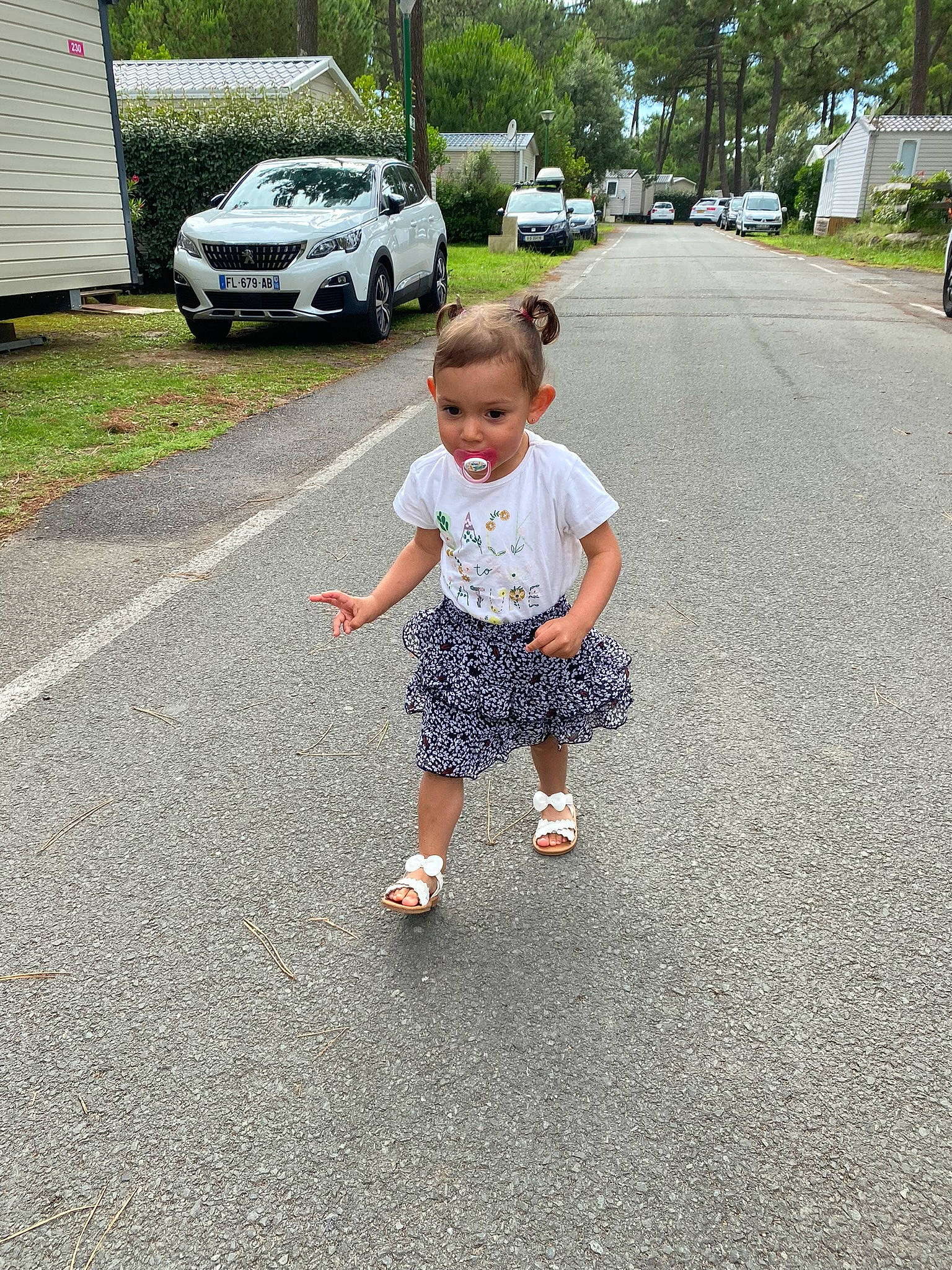 Lyana participe au concours pour gagner de l'argent avec cette photo : asphalt, automotive_exterior, automotive_tire, car, grass, land_vehicle, motor_vehicle, person, plant, recreation, road, road_surface, sidewalk, tar, tire, toddler, tree, vehicle, vehicle_door, vertebrate