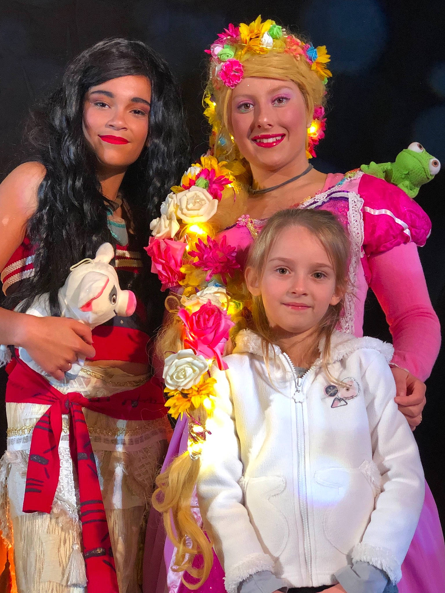 Apolline a rejoint le concours — aidez-le/la à gagner de superbes lots ! ceremony, costume, event, flower, fun, girl, happiness, headwear, joy, performance, person, product, smile, tradition