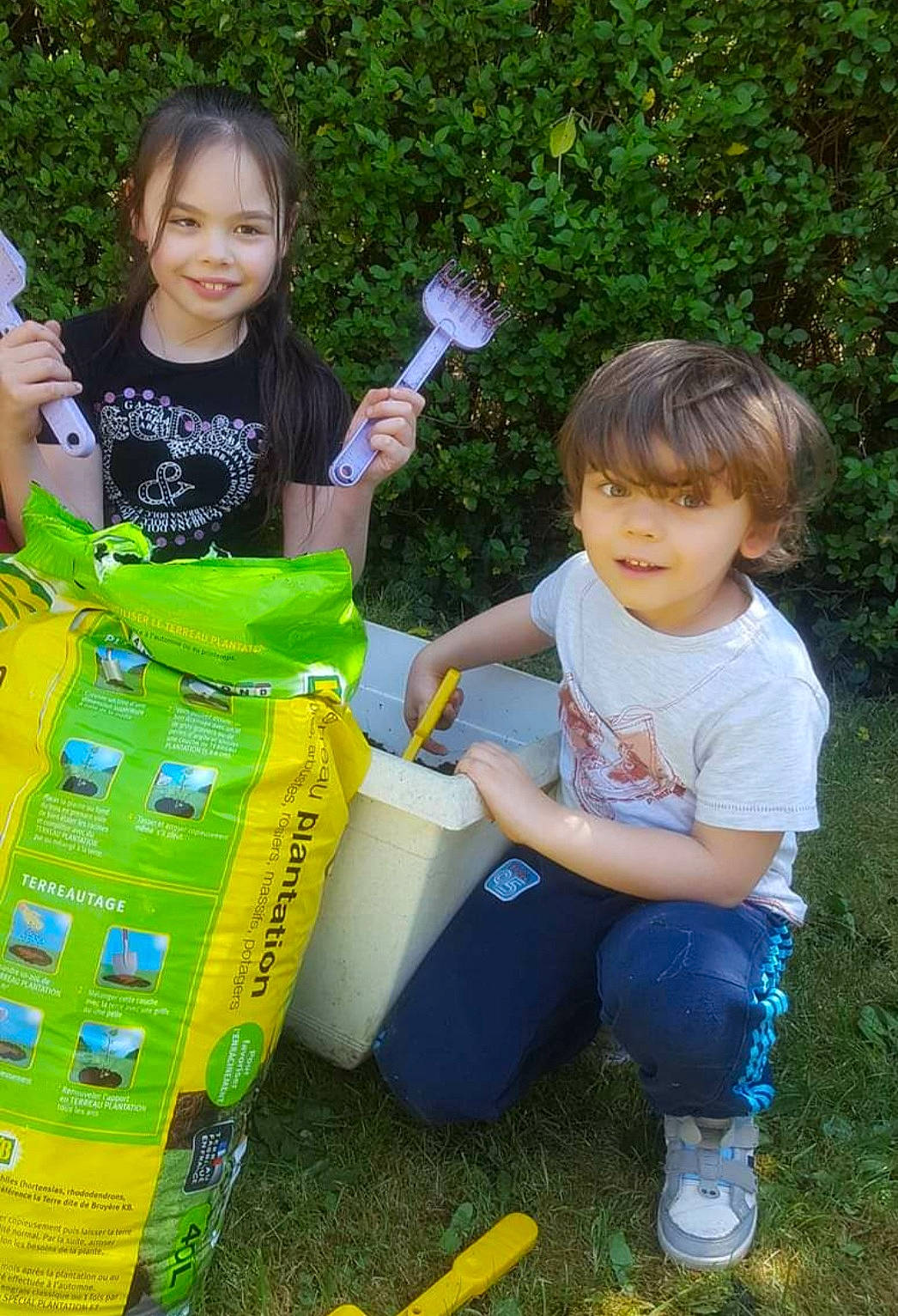 Sérina a rejoint le concours — aidez-le/la à gagner de superbes lots ! child, event, fun, grass, grass_family, happy, joy, lawn, leaf, leisure, nature, people_in_nature, person, recreation, sharing, shorts, smile, summer, t_shirt, toddler