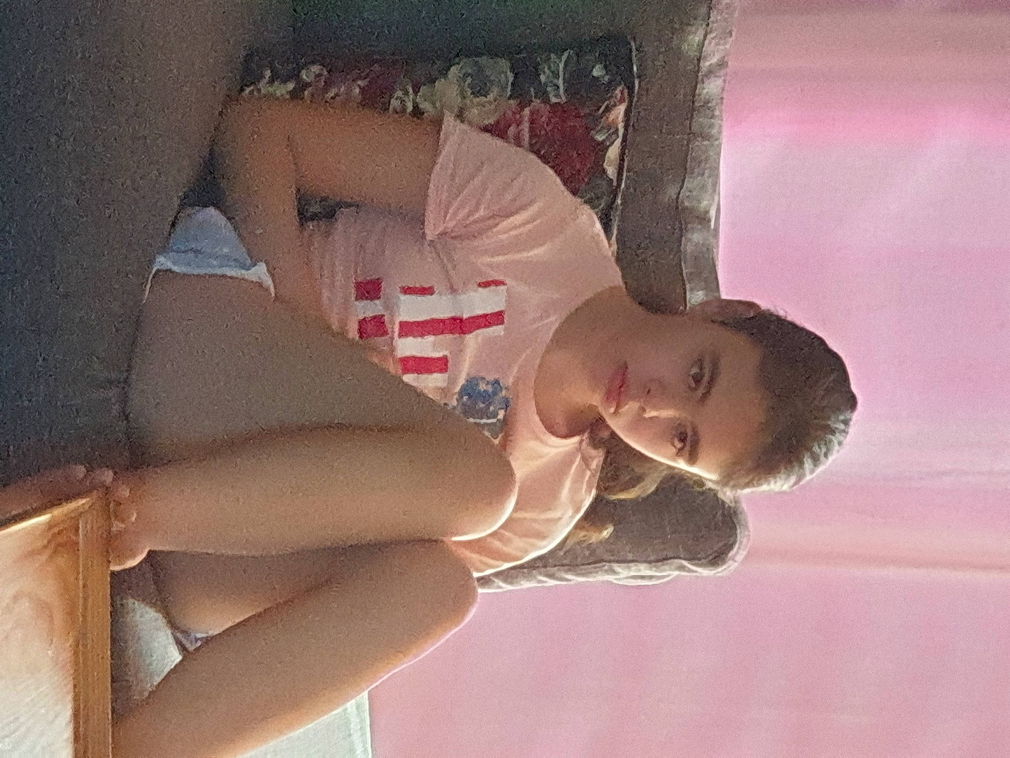 Sérina participe au concours pour gagner de l'argent avec cette photo : abdomen, black_hair, brown_hair, chest, comfort, dress, elbow, eyelash, flesh, human_body, human_leg, knee, leg, lip, long_hair, neck, person, skin, thigh, trunk