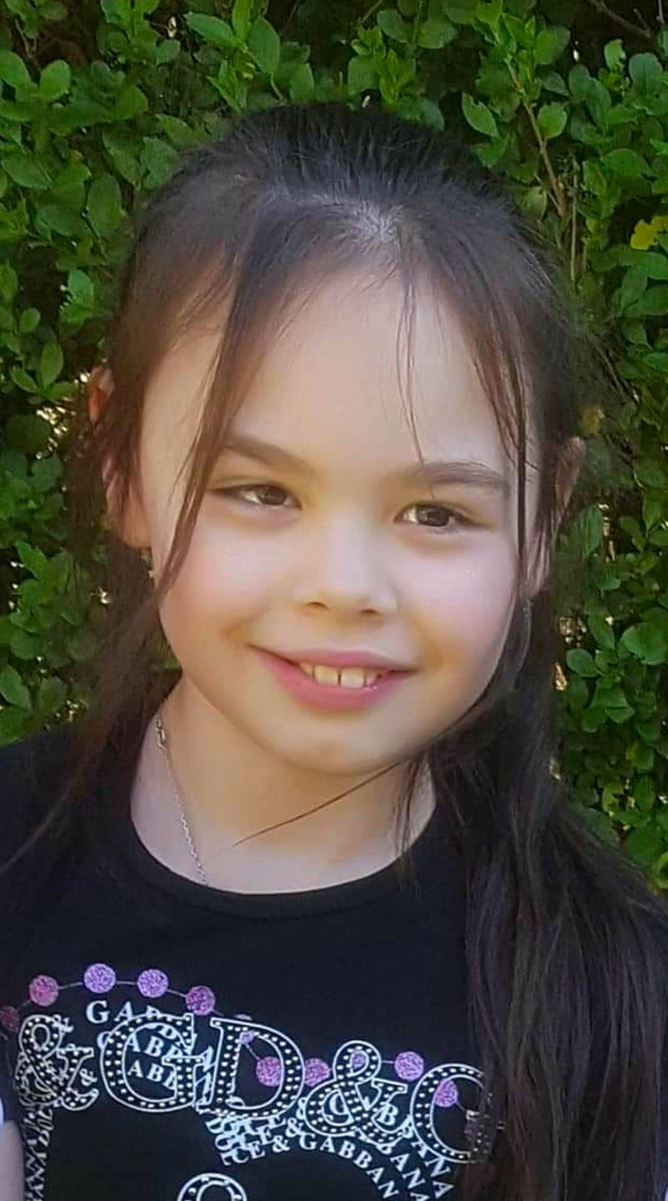 Sérina participe au concours pour gagner de l'argent avec cette photo : black_hair, cheek, chin, cool, eyebrow, eyelash, face, facial_expression, flash_photography, forehead, grass, hairstyle, happy, head, iris, jaw, joy, lip, nose, person