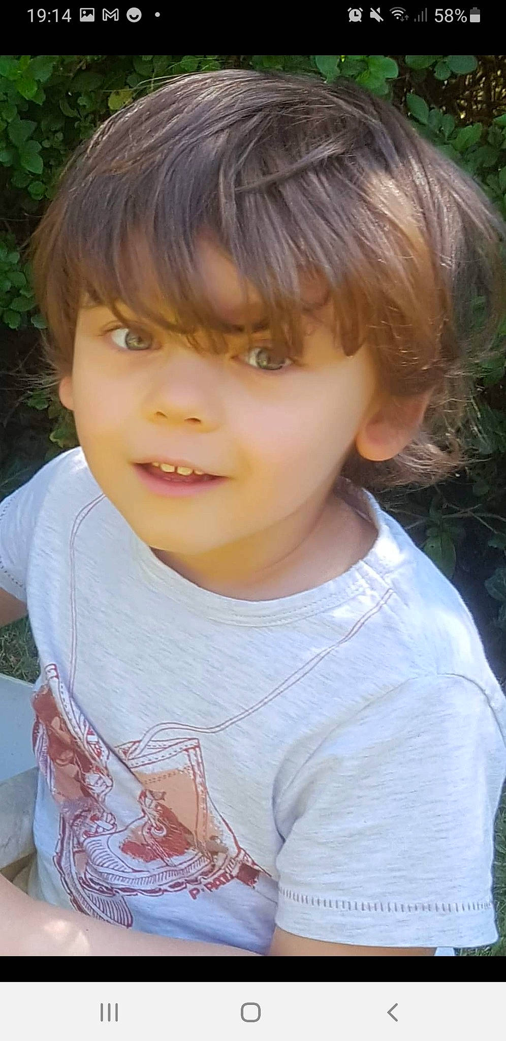 Naël participe au concours pour gagner de l'argent avec cette photo : bangs, blond, cheek, chin, cool, eye, eyebrow, eyelash, forehead, grass, happy, head, iris, lip, nose, person, skin, sleeve, smile, t_shirt