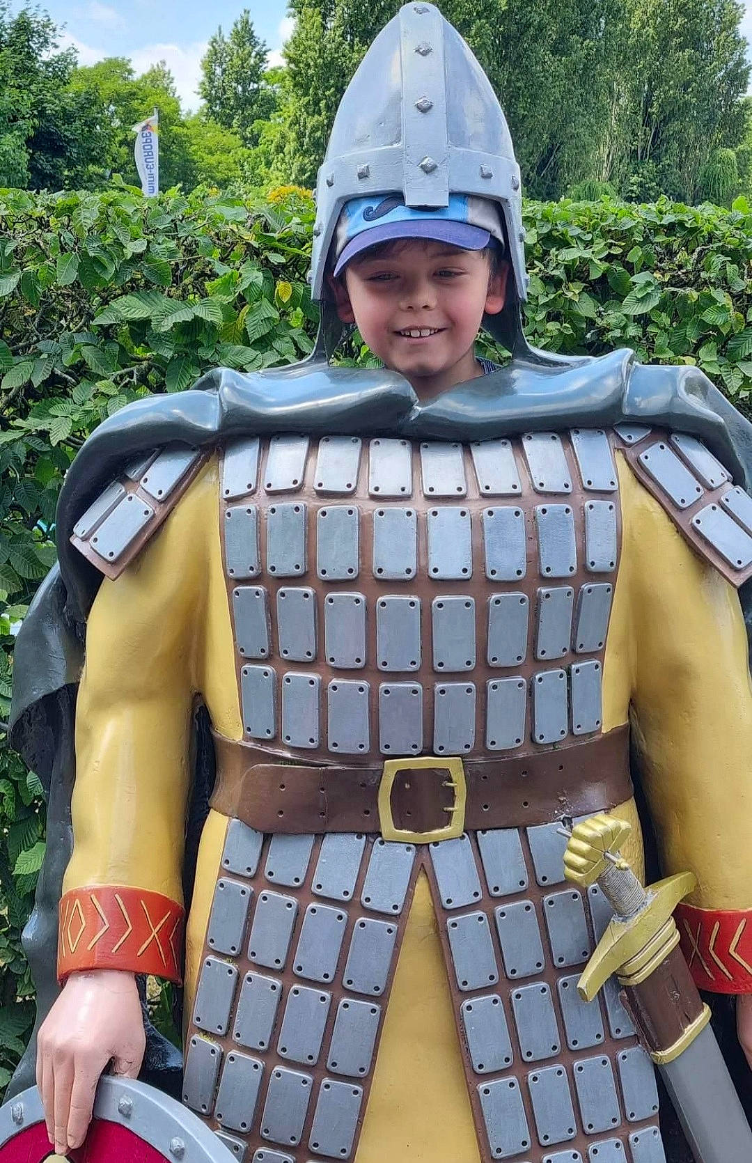 Naël participe au concours pour gagner de l'argent avec cette photo : armour, belt, breastplate, carmine, chest, cool, costume, fictional_character, glove, headwear, helmet, joy, knight, pattern, person, personal_protective_equipment, plant, recreation, smile, sports_equipment