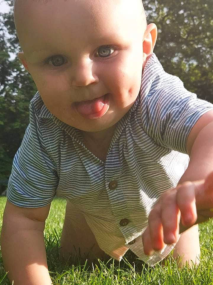 Andrew participe au concours pour gagner de l'argent avec cette photo : baby, baby_toddler_clothing, cheek, child, facial_expression, finger, fun, gesture, grass, happy, leaf, mammal, nose, people_in_nature, person, skin, sleeve, smile, summer, sunlight