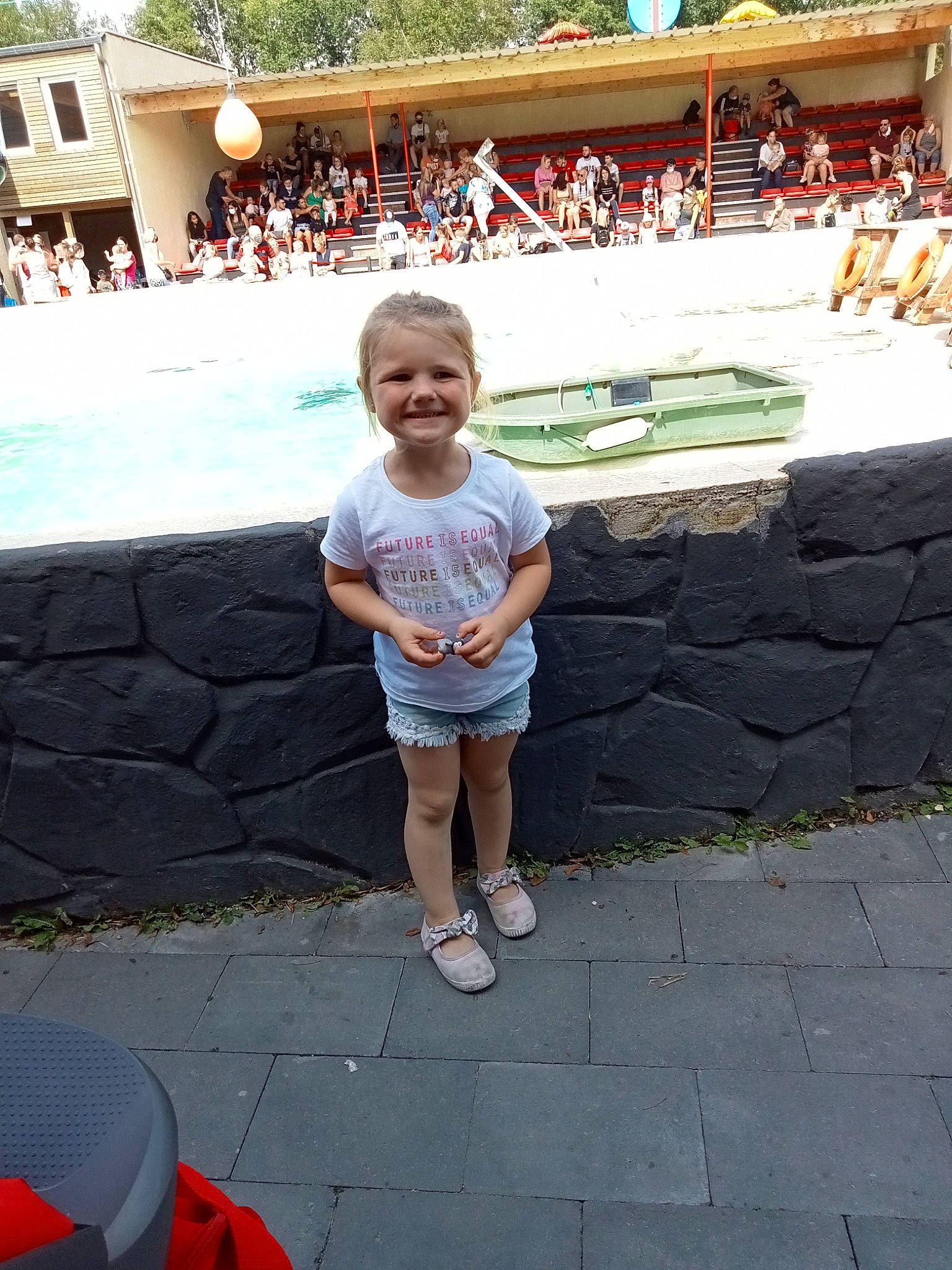 Célia participe au concours pour gagner de l'argent avec cette photo : asphalt, child, fun, grass, happy, joy, leisure, person, recreation, road_surface, shorts, sidewalk, smile, summer, t_shirt, temple, toddler, tourism, travel, tree