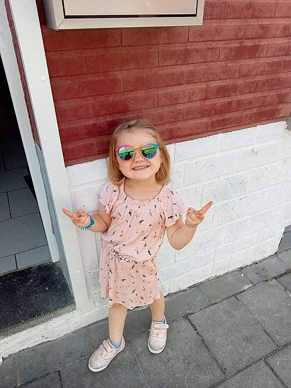 Célia a rejoint le concours — aidez-le/la à gagner de superbes lots ! baby_toddler_clothing, cool, eyewear, facial_expression, glasses, goggles, happy, head, joint, joy, mammal, person, pink, sleeve, smile, standing, street_fashion, sunglasses, toddler, vision_care