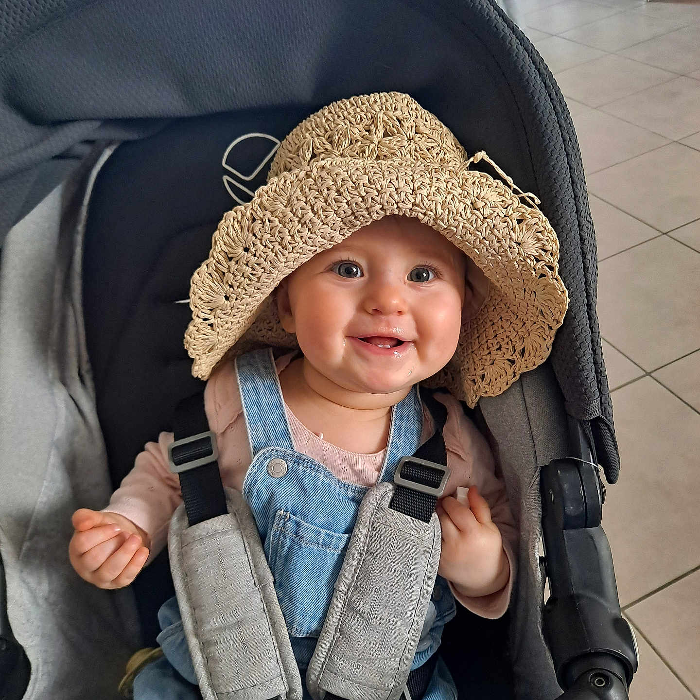 Abie a rejoint le concours — aidez-le/la à gagner de superbes lots ! baby, bonnet, cap, clothing, coat, costume, cowboyhat, face, happy, hat, head, jacket, jeans, pants, person, photography, portrait, smile, stroller, sunhat