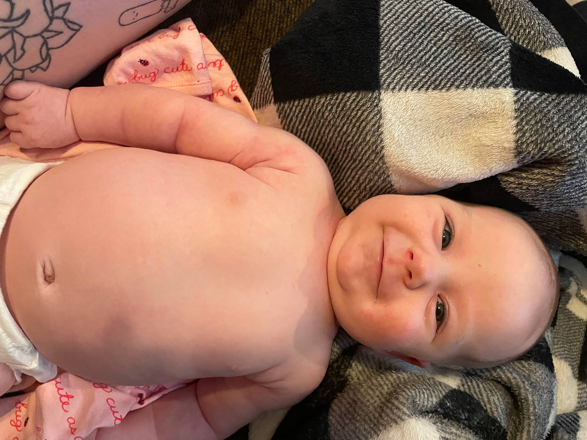 Addi is registered to the contest to win money with this photo: abdomen, cheek, chest, comfort, finger, gesture, hand, human, human_body, joint, joy, mouth, muscle, nail, nose, person, skin, stomach, textile, thigh