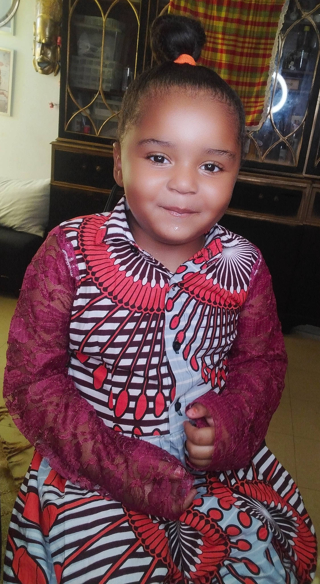 Tiyï-everly participe au concours pour gagner de l'argent avec cette photo : adaptation, bookcase, cheek, child, event, eye, fashion_design, flash_photography, forehead, fun, happy, head, joy, pattern, person, picture_frame, room, sitting, skin, sleeve