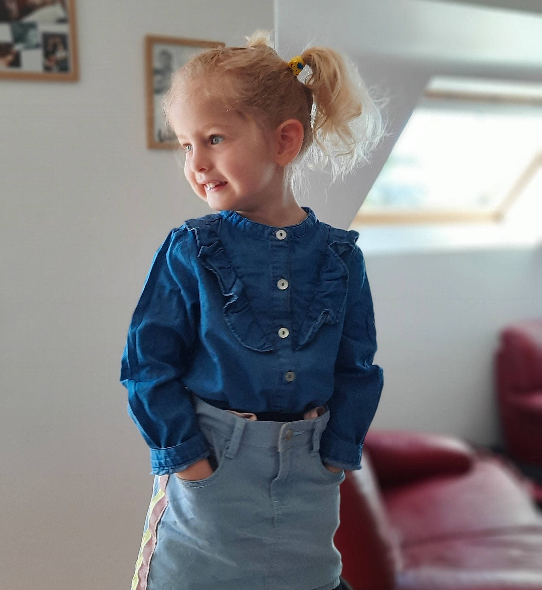 Eloise participe au concours pour gagner de l'argent avec cette photo : baby_toddler_clothing, blazer, collar, day_dress, dress, dress_shirt, elbow, fashion_design, hair, head, jeans, joint, joy, neck, person, shorts, shoulder, sleeve, sportswear, street_fashion