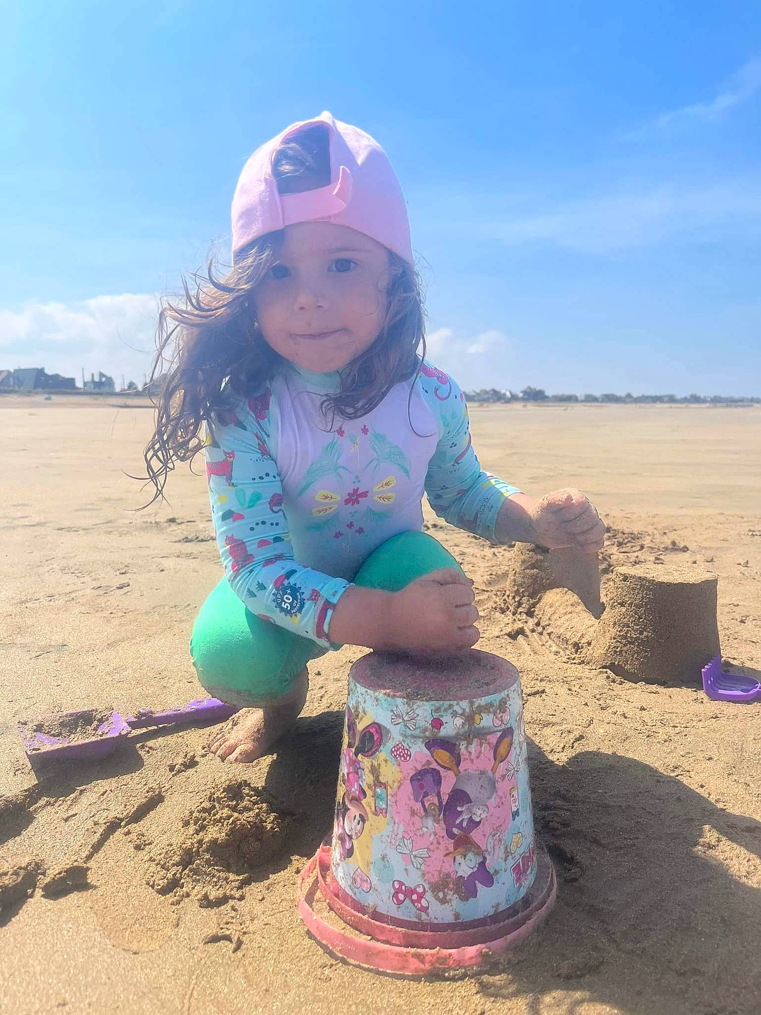 Alexane participe au concours pour gagner de l'argent avec cette photo : azure, beach, cloud, electric_blue, fun, happy, hat, headgear, headwear, landscape, leisure, mammal, morning, people_in_nature, person, sky, sleeve, summer, sunlight, toddler