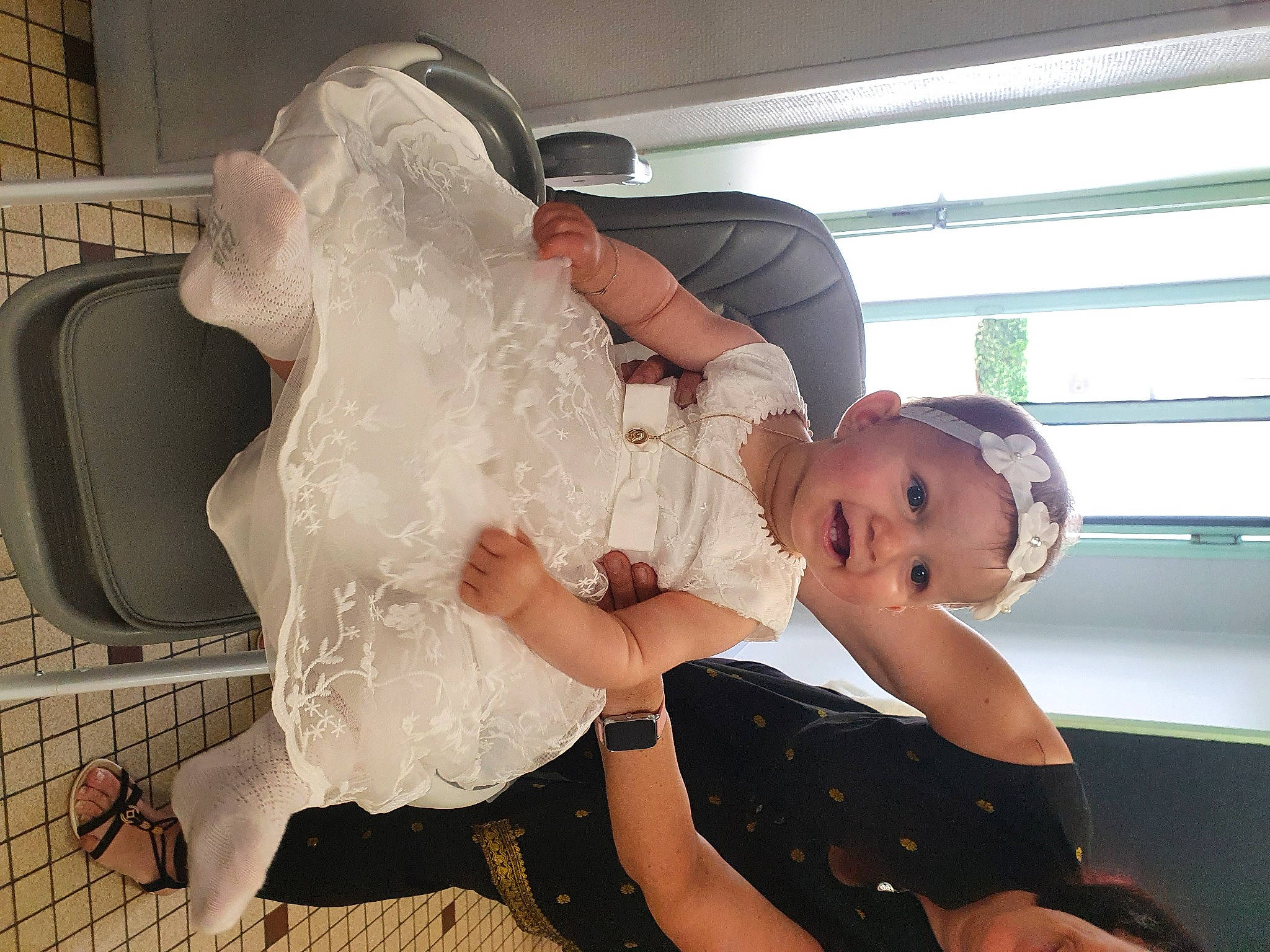 Héloïse participe au concours pour gagner de l'argent avec cette photo : abdomen, baby, baby_products, baby_toddler_clothing, child, comfort, elbow, event, fun, hairstyle, happy, hat, headwear, mouth, muscle, person, room, shoulder, sitting, toddler