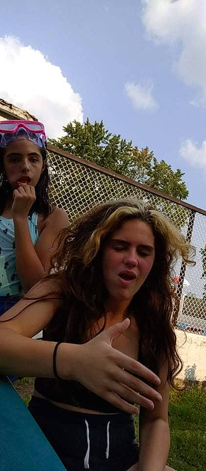 Meggy participe au concours pour gagner de l'argent avec cette photo : cloud, cool, daytime, eye, eyewear, fashion, fawn, flash_photography, fun, gesture, grass, happy, headwear, leaf, leisure, lip, people_in_nature, person, skin, sky