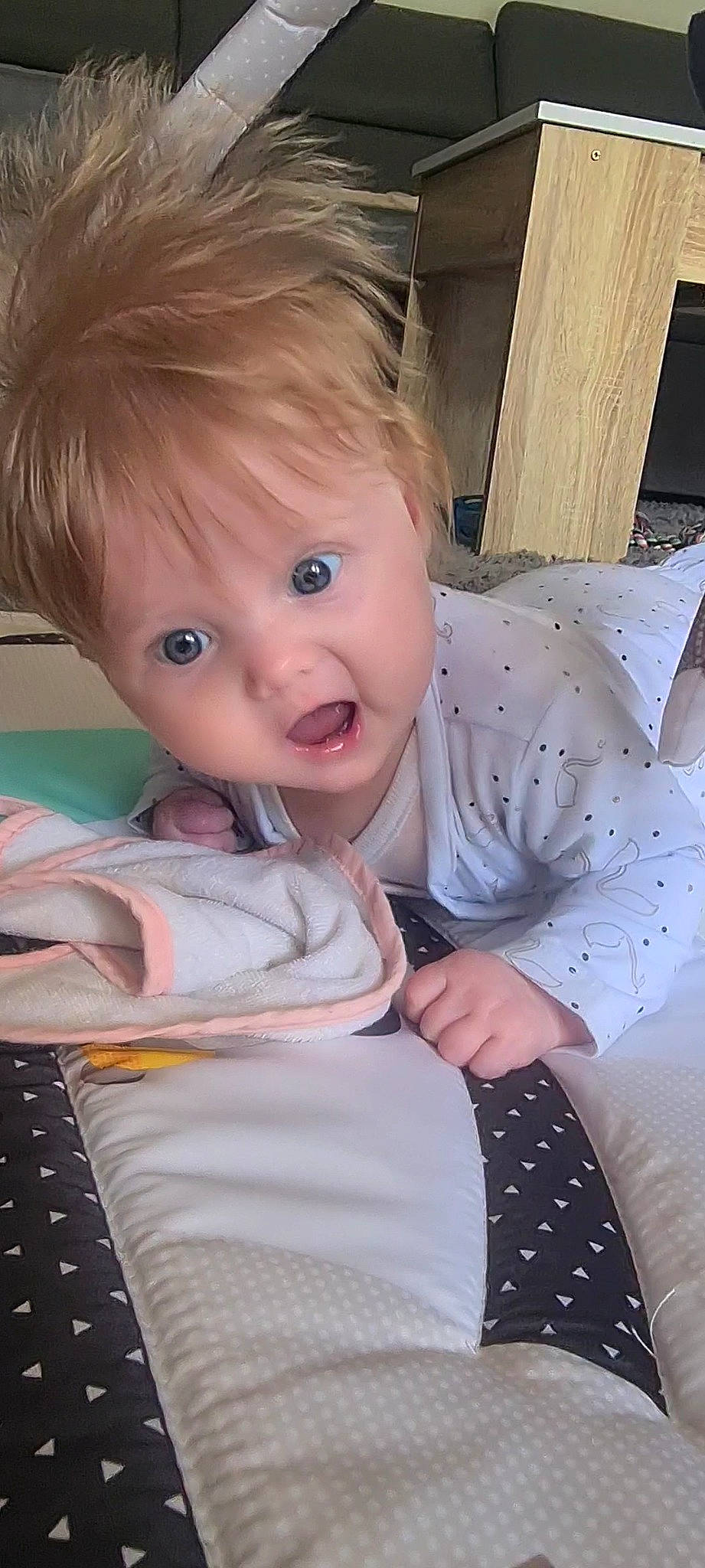 Kiara a rejoint le concours — aidez-le/la à gagner de superbes lots ! baby, baby_toddler_clothing, cheek, dress, eyelash, face, gesture, hand, happy, human_body, iris, lip, mouth, nose, person, pink, product, skin, sleeve, smile