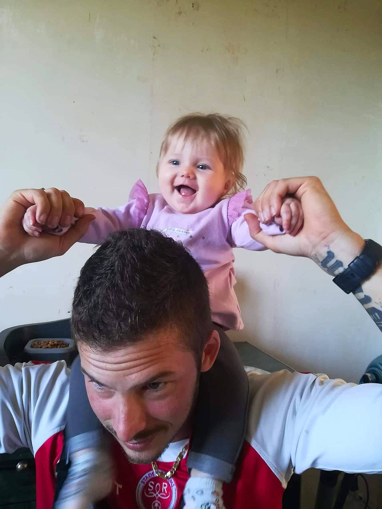 Kiara participe au concours pour gagner de l'argent avec cette photo : arm, baby, comfort, facial_expression, gesture, hair, hairstyle, hand, happy, interaction, joint, leg, mammal, mouth, muscle, neck, person, pink, skin, sleeve