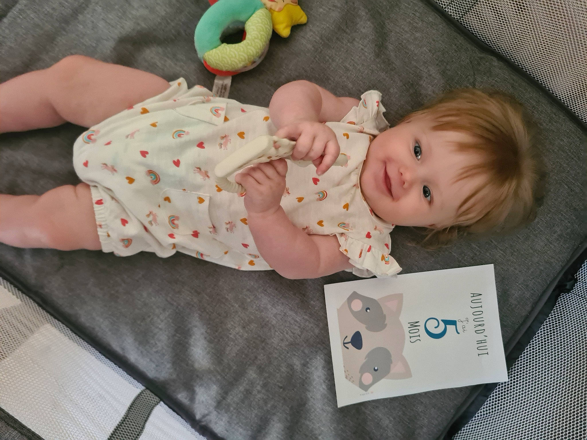 Kiara a rejoint le concours — aidez-le/la à gagner de superbes lots ! baby, baby_products, baby_safety, baby_sleeping, baby_toddler_clothing, cheek, child, comfort, couch, facial_expression, joy, linens, pattern, person, product, room, sitting, skin, sleeve, smile