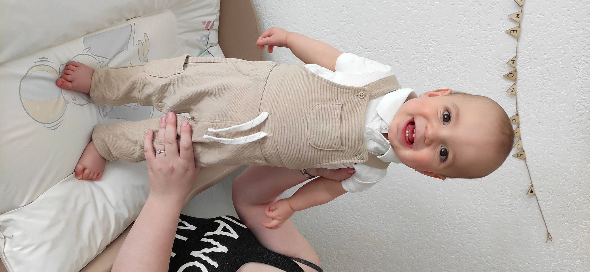 Elohan a rejoint le concours — aidez-le/la à gagner de superbes lots ! arm, baby_toddler_clothing, dress, elbow, eye, finger, gesture, human_body, joint, joy, knee, mouth, neck, person, pink, skin, sleeve, smile, stomach, thigh
