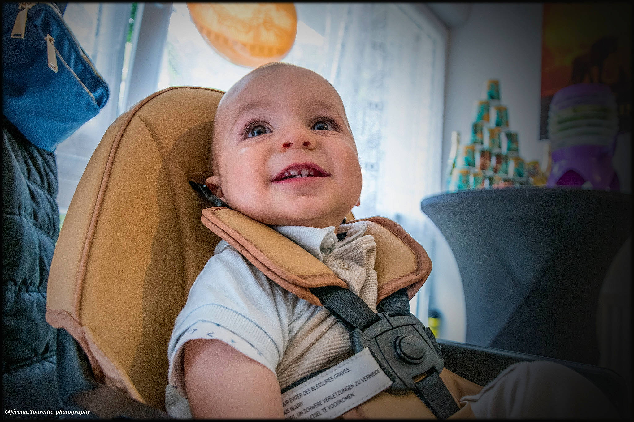 Elohan a rejoint le concours — aidez-le/la à gagner de superbes lots ! baby, baby_laughing, baby_products, baby_safety, baby_toddler_clothing, car_seat, cheek, child, comfort, curtain, flash_photography, fun, happy, iris, joy, laugh, mouth, person, room, sitting