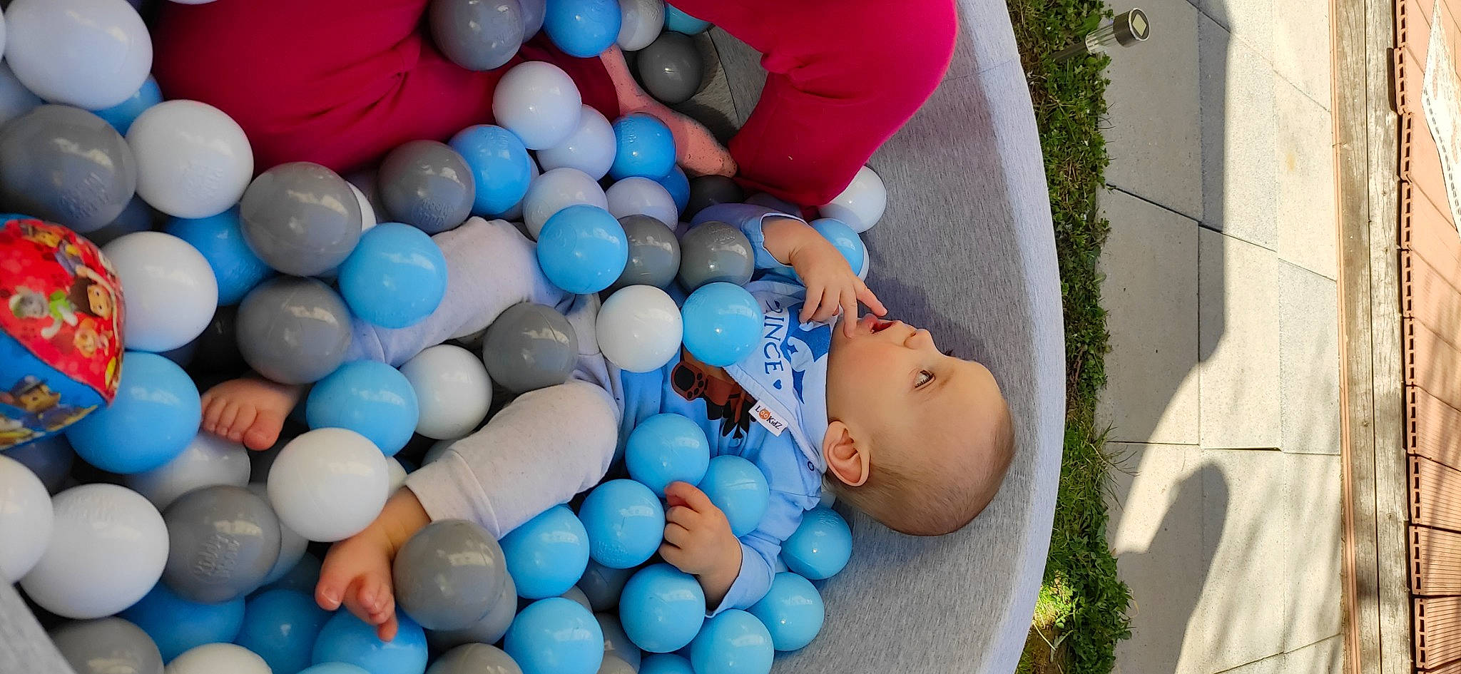Elohan participe au concours pour gagner de l'argent avec cette photo : abdomen, child, denim, easter, egg, electric_blue, event, human_leg, nail, party_supply, pattern, person, plastic, sitting, textile, thigh, toddler, vertebrate