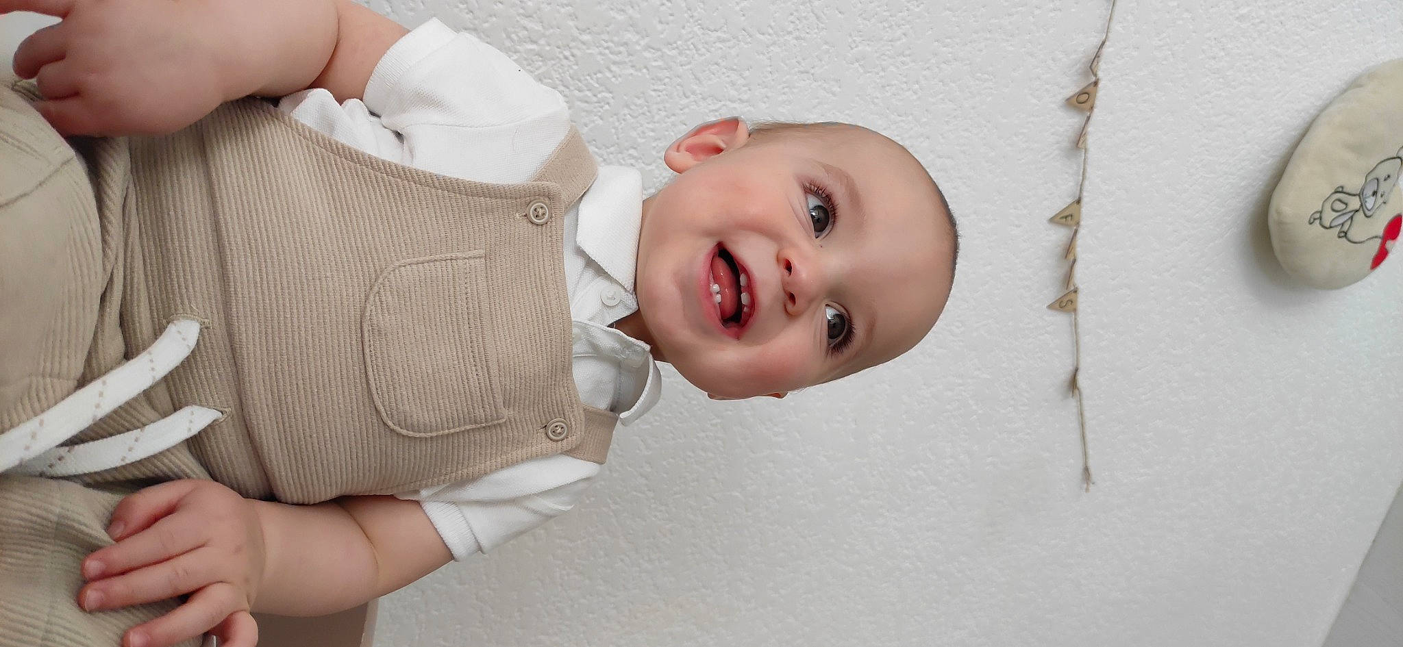 Elohan a rejoint le concours — aidez-le/la à gagner de superbes lots ! baby, baby_toddler_clothing, cheek, collar, comfort, eye, eyelash, face, flash_photography, gesture, happy, headgear, lip, neck, nose, person, skin, sleeve, smile, toddler