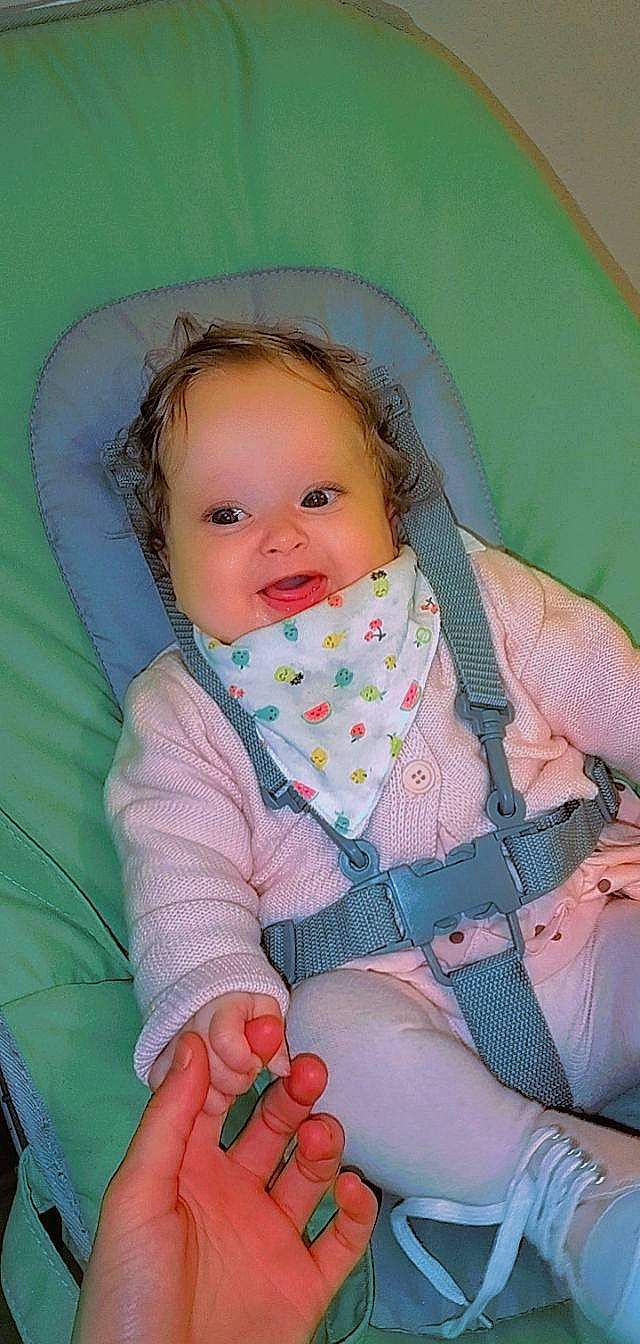 Melyana participe au concours pour gagner de l'argent avec cette photo : baby, baby_toddler_clothing, cheek, child, comfort, eye, face, finger, happy, head, iris, lip, mouth, nose, person, pink, skin, sleeve, smile, textile