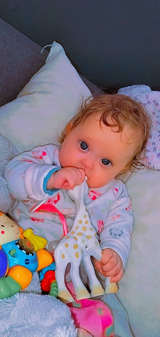 Melyana a rejoint le concours — aidez-le/la à gagner de superbes lots ! baby, baby_products, baby_toddler_clothing, baby_toys, calabaza, cheek, child, comfort, doll, eyelash, linens, pattern, person, pink, plush, room, skin, stuffed_toy, textile, toddler