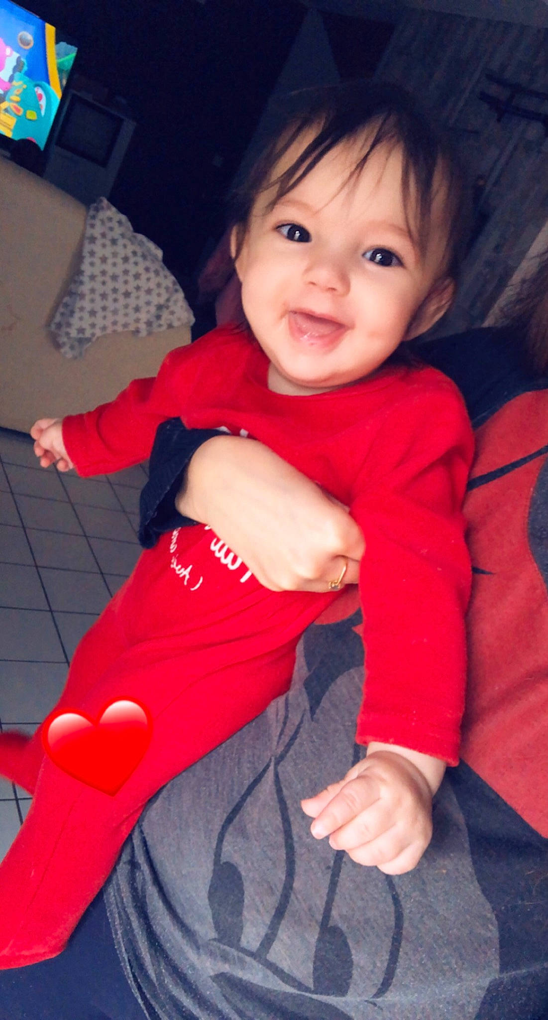 Malya a rejoint le concours — aidez-le/la à gagner de superbes lots ! baby_toddler_clothing, blue, comfort, cool, eye, face, finger, gesture, happy, joint, leg, mouth, organ, person, skin, sleeve, smile, standing, textile, thumb