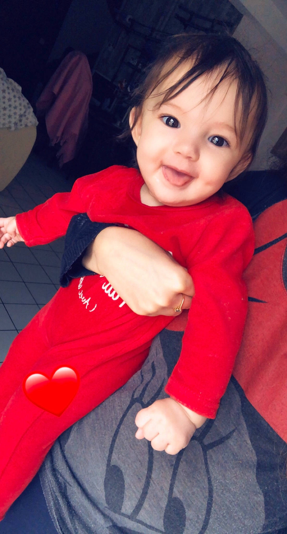 Malya a rejoint le concours — aidez-le/la à gagner de superbes lots ! arm, baby_toddler_clothing, cheek, comfort, eye, finger, gesture, hand, happy, lip, mammal, mouth, person, pink, red, skin, sleeve, smile, t_shirt, thumb
