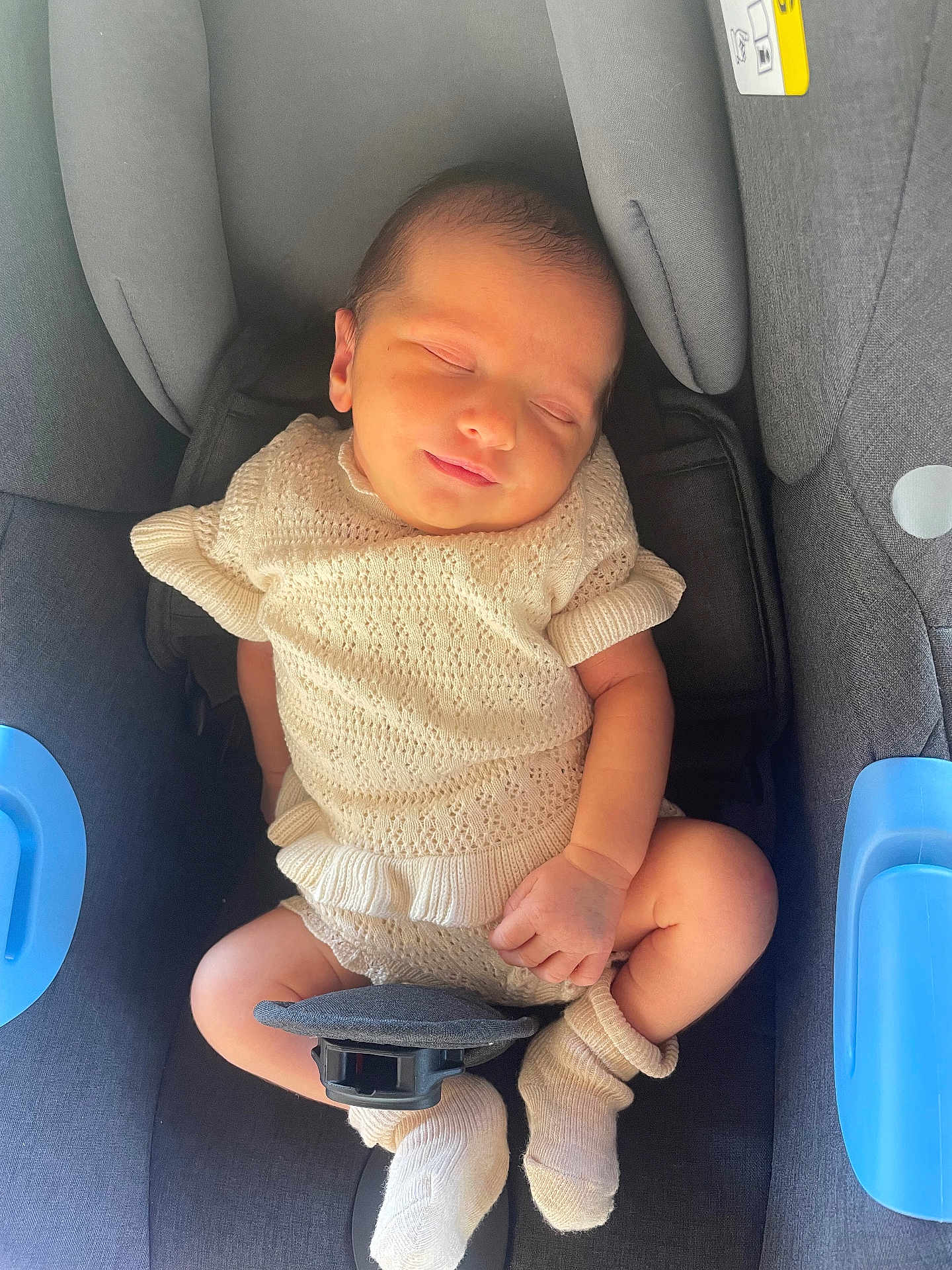 Kyara a rejoint le concours — aidez-le/la à gagner de superbes lots ! baby, newborn, sleeping, car_seat, knitwear, cream_color, infant, child, soft_lighting, peaceful, cute, portrait, clothing, sock, seatbelt, seat, person, resting, indoors, small