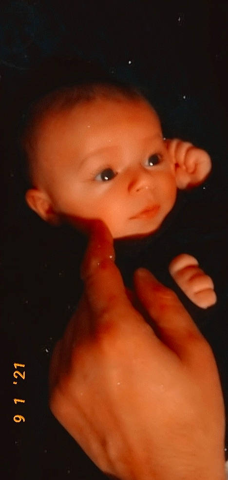 Shany participe au concours pour gagner de l'argent avec cette photo : baby, cheek, chest, ear, eyelash, finger, flash_photography, fun, gesture, hand, human_body, iris, lip, nail, neck, nose, person, smile, thumb, toddler