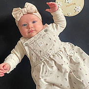 Aimée a rejoint le concours — aidez-le/la à gagner de superbes lots ! baby, infant, child, dress, headband, bow, blue_eyes, cute, portrait, laying_down, floral_pattern, soft_lighting, cream_color, 4_months, hand, face, skin, closeup, young, adorable