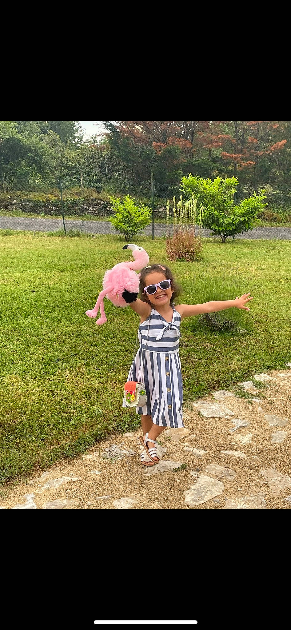 Rosa-mïa participe au concours pour gagner de l'argent avec cette photo : costume, event, eyewear, fun, garden, grass, grassland, happy, joy, landscape, lawn_ornament, leisure, people_in_nature, person, plant, recreation, shrub, soil, sunglasses, tree