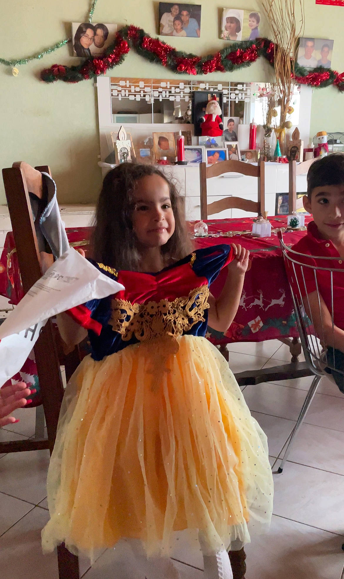 Rosa-mïa a rejoint le concours — aidez-le/la à gagner de superbes lots ! blurred, child, costume_design, entertainment, event, fashion_design, formal_wear, fun, hairstyle, happy, holiday, joy, magenta, party, person, recreation, room, smile, textile, toy