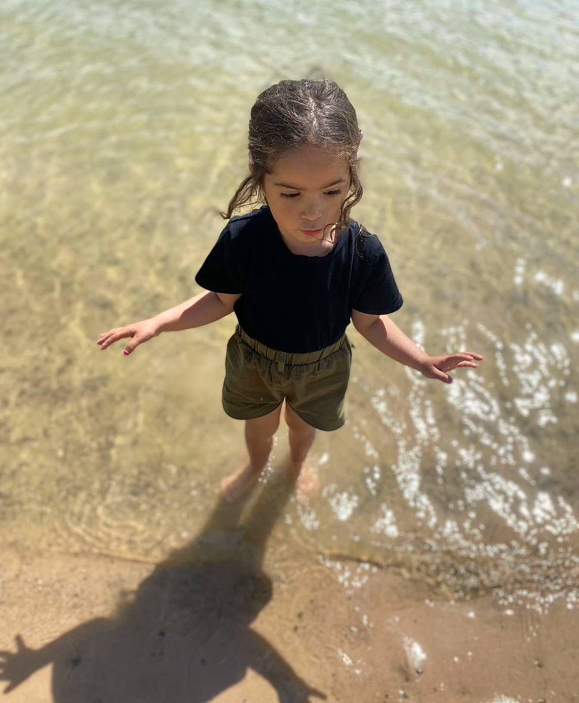 Rosa-mïa participe au concours pour gagner de l'argent avec cette photo : barefoot, beach, child, coast, foot, fun, gesture, hand, happy, ocean, people_in_nature, people_on_beach, person, sand, shore, shorts, smile, t_shirt, toddler, water