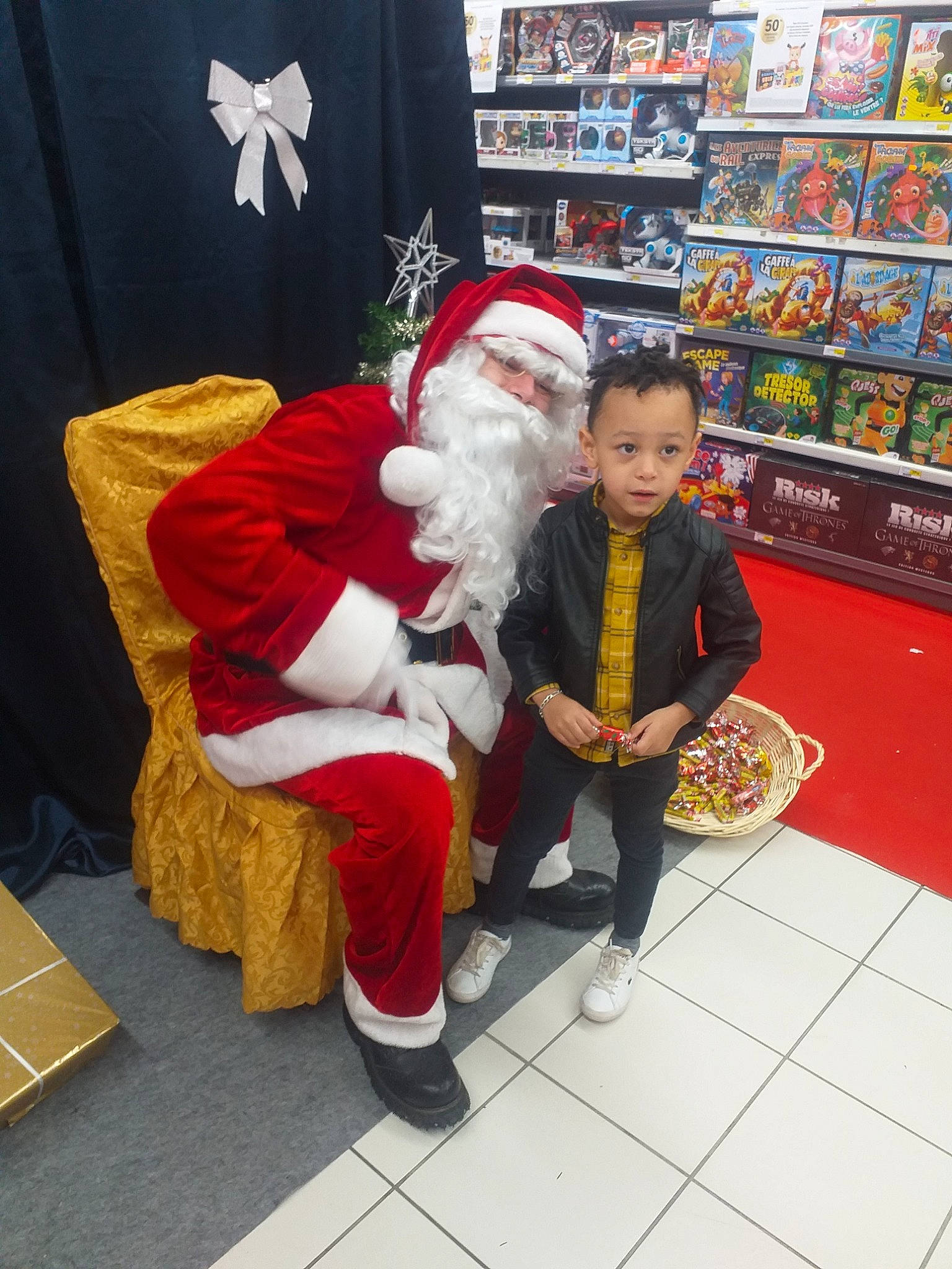 El-shaddai a rejoint le concours — aidez-le/la à gagner de superbes lots ! child, christmas, christmas_eve, event, fictional_character, holiday, lap, person, santa_claus