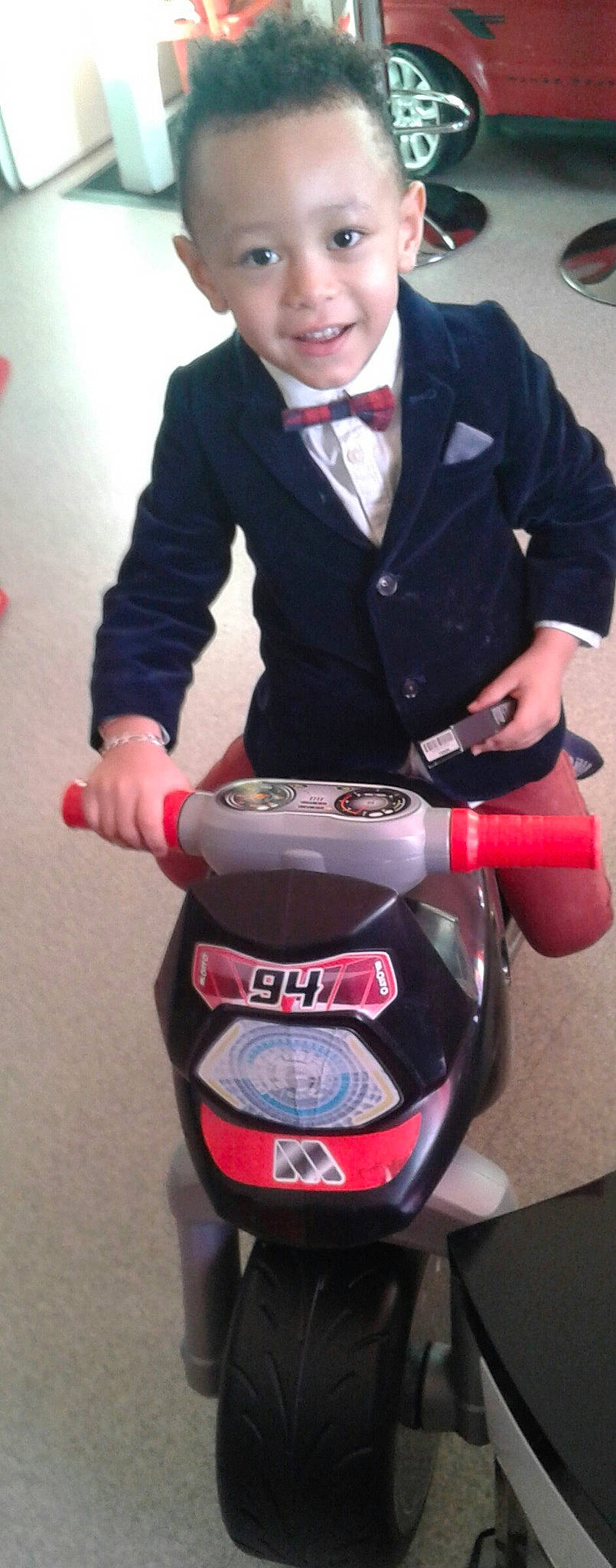 El-shaddai participe au concours pour gagner de l'argent avec cette photo : baby_products, car, child, footwear, headgear, helmet, joy, person, personal_protective_equipment, product, vehicle