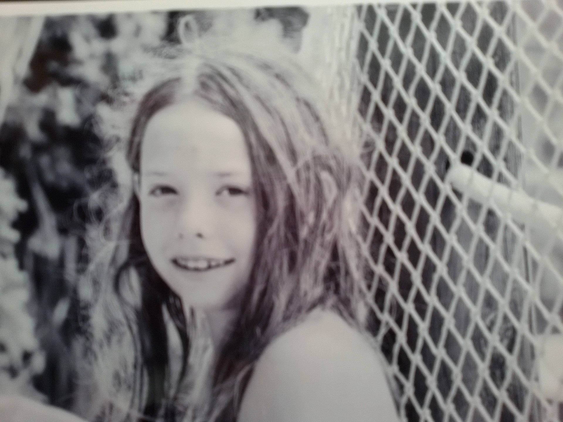 Jade participe au concours pour gagner de l'argent avec cette photo : beauty, black, black_and_white, day, emotion, eye, face, facial_expression, girl, hair, hairstyle, head, human_hair_color, joy, lady, nose, person, photograph, photography, portrait