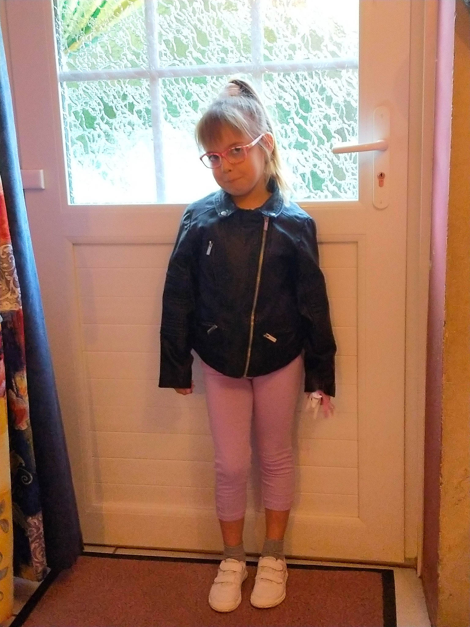 Lucie a rejoint le concours — aidez-le/la à gagner de superbes lots ! bag, electric_blue, eyewear, fashion_design, flooring, fun, glasses, handbag, human_body, human_leg, knee, leg, person, sleeve, standing, street_fashion, sunglasses, thigh, waist, window